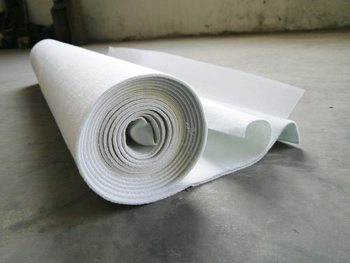 復合土工膜也叫做兩布一膜或者防水土工布