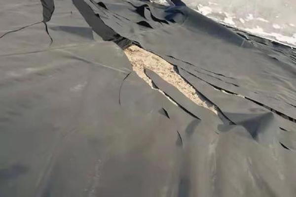 土工膜開(kāi)裂的原因  第1張